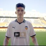 Pepelu pozuje z koszulką Valencii na Mestalla. VCF