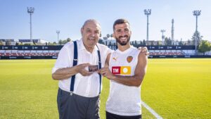 Emocjonalny gest Gayi wobec kibica numer 1 Valencii