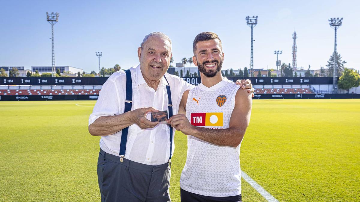 Emocjonalny gest Gayi wobec kibica numer 1 Valencii