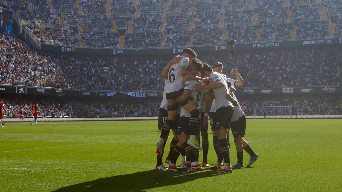 Duet napastników daje trzy punkty Valencii (2-1)