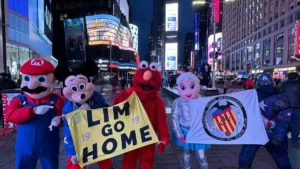 Hasło “Lim go home” świeci również na Times Square
