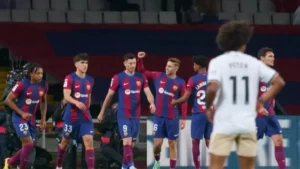 Czerwona kartka Mamardashviliego i błąd Jaime Latre skazują Valencię na Montjuïc (4-2)