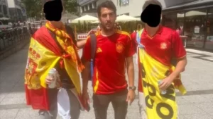 Parejo zrobił sobie zdjęcie… z flagą “Lim Go Home”