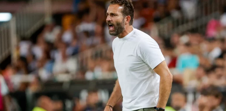 Rubén Baraja durante un partido con el Valencia CF | Agencia EFE