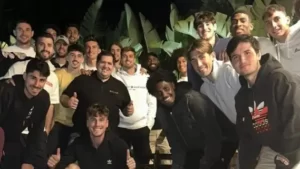 Baraja zabiera zespół na wspólny posiłek, włączając Rafę Mira