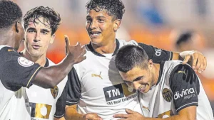 Warren patrzy w stronę pierwszej drużyny