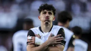 Diego López celnie uderza w Cole’a Palmera za opatentowanie celebracji