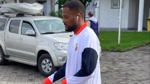 Corberán kontaktuje się z Cyle’em Larinem