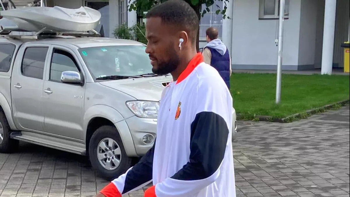 Corberán kontaktuje się z Cyle’em Larinem