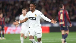 Valencia wygrywa derby po kontrowersyjnej końcówce (0-2)