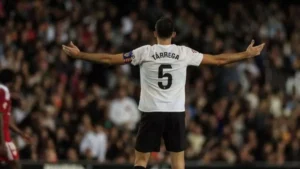 Valencia CF przygotowuje eksperymentalną linię obrony na derby