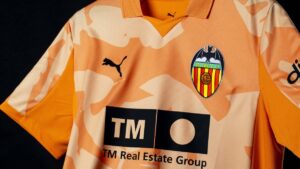 Valencia CF i Puma prezentują koszulkę “Retro” inspirowaną latami 90.