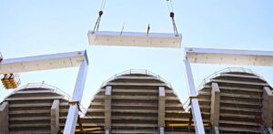 Zakończono montaż pierścienia kompresyjnego i 50 filarów dachu Nou Mestalla